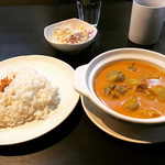 Warung Kizuna - インドネシアカレー ランチ。これにカップのソトアヤム(チキンスープ)な付きます。