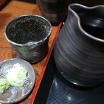 そば くら富 - 粗挽き追加500円で徳利に辛汁追加　薬味は無し