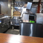 そば くら富 - 内観２　手前鰹節削り器　おろしぶっかけやかけ蕎麦にはその場で削って使用します。　