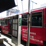 そば くら富 - バス停の真ん前が店舗玄関