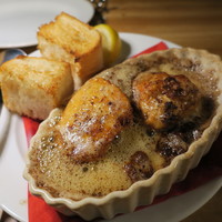 カルネジーオ イースト - 富士鶏の胸肉の焦がしバター焼き、ベーカリーハカタの炭焼きソフトフランスと