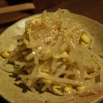 神田焼肉 俺の肉 - お通しのナムル