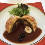 モナリザ - 蝦夷鹿肉と丸干し芋のパイ包み焼き カシス風味ソース
