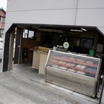 とり一 - 店内には精肉のショーケースと、奥に揚げ油の入った大鍋がいくつか。