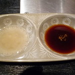 わらおうや - 左：あっさりしたレモン系の塩ダレ、右：少し甘めの醤油ダレ
