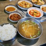 햇살 숯불 고갈비 쭈꾸미 - コドゥンオムジョリム（고등어 무조림）。鯖と大根の辛い煮付けの定食（6000ウォン）