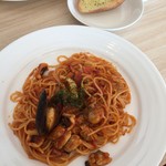 PASTA&CAFE じゃんご - クーポン使ってパンのサービス。柔らかくて美味しいフランスパンでした。ランチに行くと飲み物もサービスでかなりリーズナブル。ただ若干店内が簡素な作りで隣とも近い、声も少し響きます。少し落ち着かないかも。