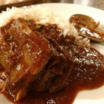 アロマズ オブ インディア - 肉を持ち上げたらホネが皿に落ちたヨ〜。