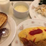 リーガロイヤルホテル広島 - オムレツとサラダ、パンです。