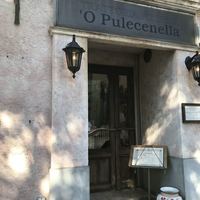 オ・プレチェネッラ - 入口外観
                陽射しが明るく昼の景色を包みます