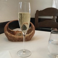 オ・プレチェネッラ - 食前の泡
                窓辺から柔らかな陽射しが届きます