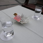 ホテルブレストンコート ザ・ラウンジ - お水と小菓子