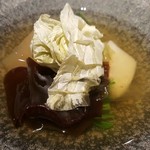 馳走 啐啄一十  - ⑬ 源助大根(金沢県)、木耳(岡山県)、里芋(愛媛県)、真昆布(北海道)の縦削り
      出汁(鮪節、鰹節、鯖節、あご【飛び魚】、いりこ)