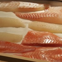 馳走 啐啄一十  - 本日のお造りの魚たちです。
                    特に金目鯛は妖しげな光を纏っています。