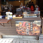 Hamayohonten - 店頭で牡蠣の佃煮を作っています