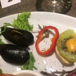 オードブル 鱧とホタテのスフォルマート 柿のソースキウイのせ,ムール貝のエシャロット蒸し