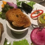 キャトルラパン - オードブル 豚粗挽きミンチとキノコのエスカルゴバターローストバケット添え