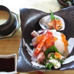 海さくら - １２月６日の海鮮丼です。赤貝、フグの腹皮、シビマグロ等々。