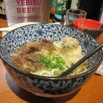 うどん居酒屋 鶴 - 私は〆の一品に選んだのは和牛肉うどん１０００円。

和牛、南関揚げ、とろろ昆布がネギと共にトッピングされてました。