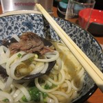 うどん居酒屋 鶴 - 麺は島原うどんなんで博多のうどんとは違い細身でコシのあるうどん、スープと絡んで〆の一品には丁度良いうどんでしたよ。


