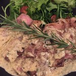 PIZZA BORSA - モチ豚のグリル　濃厚なチーズソースが赤ワインにぴったり　ローズマリーの香りも良く合っていますね