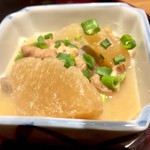 Yaki tatsu sasuga - 小鉢はもつ煮込み