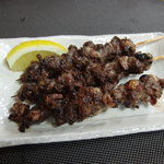 蛍 - 「はつ元串焼き」1串12羽分の希少部位、提供可能日はおすすめしています。