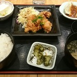 Shunsensakaba Tengu - 鶏の唐揚げ和風ソースと旨辛麻婆餃子。