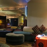 INTOROBAR - ソファ席はゆったり/みかりんこスーツケースがちらり