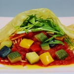 トラットリア ヒューメ - 彩り野菜と京水菜のトマトソース生湯葉包み