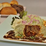 トラットリア ヒューメ - 丹波ワインの入ったデミソースでコトコト煮込んだ生湯葉包みハンバーグ