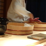 菊鮨 - シャリは2種（米酢：少量の赤酢入りと赤酢の用意されます。