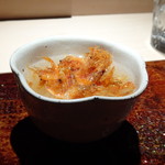 菊鮨 - ◆お焦げと解禁されたばかりの「桜海老の素揚げ」、蟹で取ったお出汁かけ。