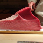 菊鮨 - ◆血合いなどを削ぐとこのように。これを頂けるのかと、ワクワクします。^^