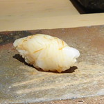 菊鮨 - ◆アオリイカ・・薄く削いだものを重ねて出されるので食感がいいですね。 烏賊自体も甘みを感じ美味しい。