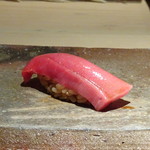 菊鮨 - ◆先ほど見せていただいた長崎の「鮪」、中トロ部分。見るかに脂がのっているのがわかります。 口に入れると上品な脂を感じトロケマスネ。とても美味しい。