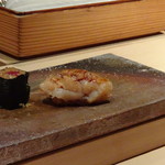 菊鮨 - ◆帆立・・低温で火入れし3日寝かせた品。口に入れるとトロケルそうですよ。