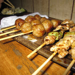 焼き鳥ともつ煮沖縄料理の店まんまる - やきとり