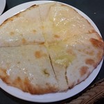 インド料理 ラクスミ - チーズナン