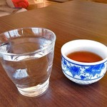 焼肉処いっとう - 着席してスグにお冷やが，直後にほうじ茶が運ばれてきます