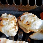 焼肉処いっとう - 牛ホルモン（焼肉中）