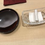 鮨 しょう - 鮨用の小皿と指を拭くおしぼり