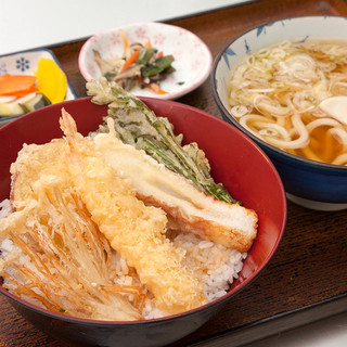 Full of volume! Freshly made `` Ten-don (tempura rice bowl)'' and ``Nabeyaki Udon'' are also available◎