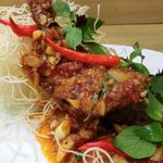 ロムアロイ - 「パラピッ（白身魚のにんにくたっぷり　甘酢がけ）」：ハーブとにんにくたっぷり♪