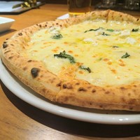 パージナ イタリアン ファイアワークス プラス カフェ ～薪焼きイタリアンとワイン～ - クアトロフォルマッジ