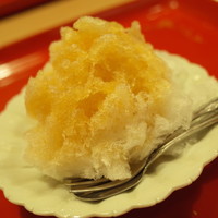 青華こばやし - かき氷、ほうじ茶シロップと中にルレクチェ