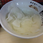 鹿児島ラーメン豚とろ - 卓上サービスの大根の漬物