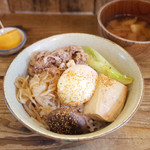 ネマルカフェ - 牛すき焼き丼(950円)