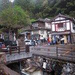 Yunomineonsembaitenshokudou - お店は湯の峰温泉　公衆浴場の隣にあります