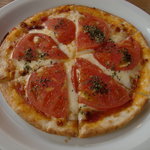 カフェ・ロシェ - トマトとモッツァレラのピザ 930円